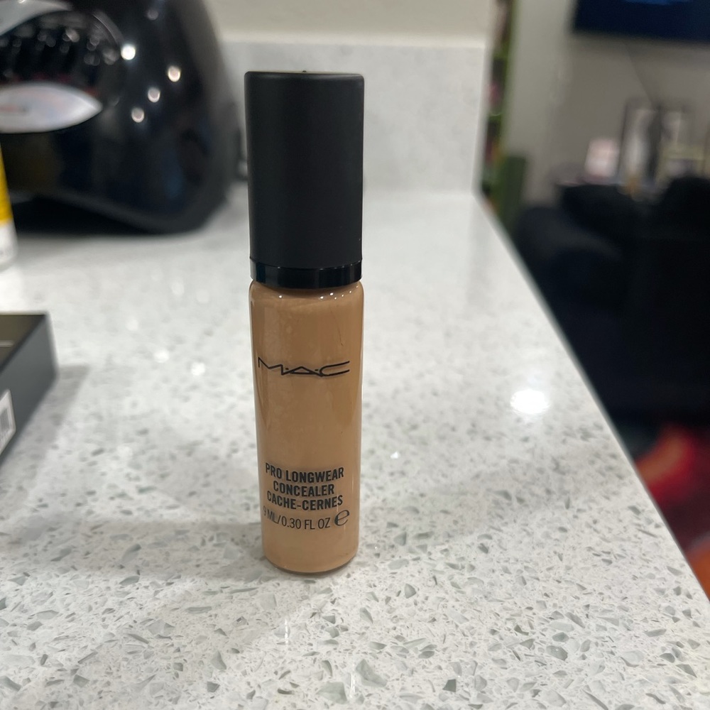 MAC COSMETICS NC30 Pro Longwear Concealer